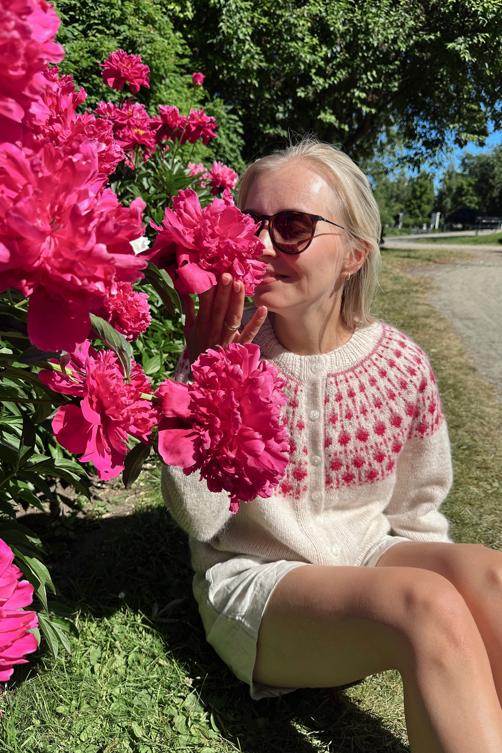 Knitting Pattern | Raspberry Cardigan | Sunday by Sandnes Garn